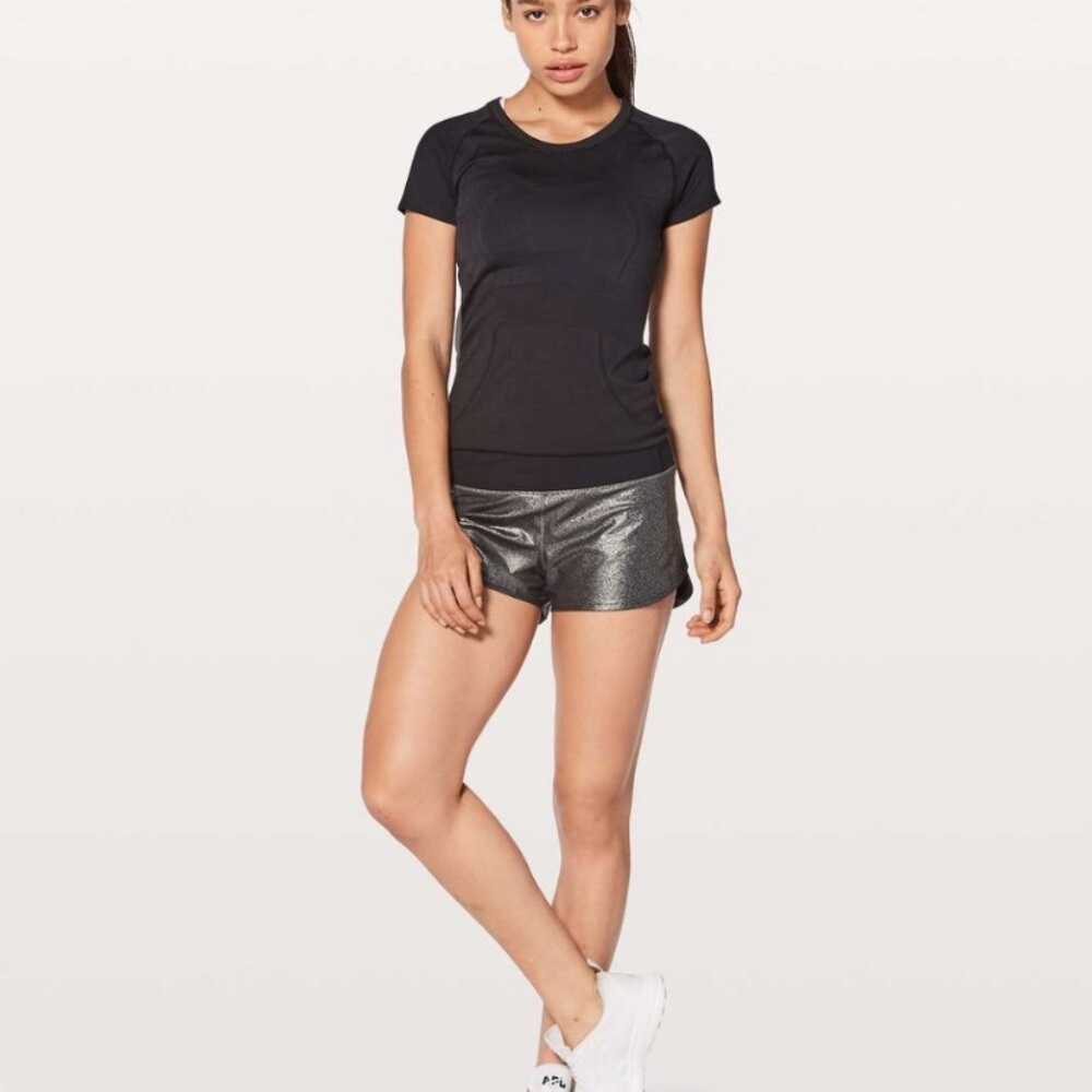 Lululemon Speed Up Shorts Low Rise 2.5" Luminosity
Foil Print Black Silver - Picture 3 of 8